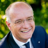 ‘Gemeenten Moeten Juist Wel Meebeslissen Over Het Lage Luchtruim Boven De Stad’ 1 Vorige Week Stelde Gastauteur Denise Eikelenboom Dat Het Geen Goed Idee Is Om Gemeenten Zeggenschap Te Geven Over Het Lagere Luchtruim. Eikelenboom Vreest Voor Lokale Willekeur, Die Funest Zou Zijn Voor Elk Drone-Initiatief Dat De Gemeentegrenzen Overstijgt. Burgemeester Onno Van Veldhuizen En Beleidsadviseur Wouter Asveld Stellen In Een Reactie Dat Haar Vrees Ongegrond Is.