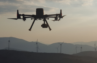 De planeet redden, één drone-inspectie voor hernieuwbare energie tegelijk