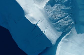 Kijken: drone filmt magisch ballet der ijsbergen bij Groenland