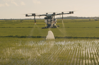 Anti-malaria drones met Dr. Knols en Mr. Welter