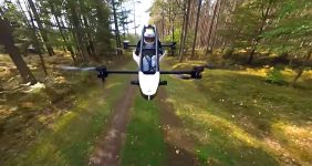 Onlinedronekopen 16 Kijken: man vliegt rondje door bos in supersized quad