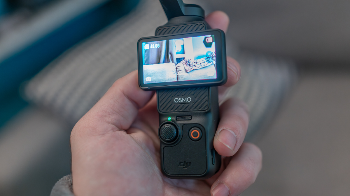 DJI's Osmozak 3 is gearriveerd, met een sterk verbeterde sensor van één inch, samen met alle magie van de fysieke cardanische stabilisatie van het bedrijf. Deze nieuwe generatie komt ruim drie jaar na de vorige, en gezien de verbeteringen in smartphonecamerasystemen in de tussenliggende tijd, kun je je afvragen of het de moeite waard is om een ​​volledige externe camera te overwegen voor het vastleggen van vlogs en sociale video: DJI's focus op innovatie hiermee nieuwste Osmo Pocket betekent dat het antwoord een volmondig “ja” is.