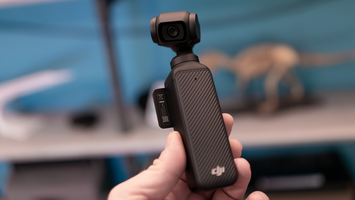 DJI's Osmozak 3 is gearriveerd, met een sterk verbeterde sensor van één inch, samen met alle magie van de fysieke cardanische stabilisatie van het bedrijf. Deze nieuwe generatie komt ruim drie jaar na de vorige, en gezien de verbeteringen in smartphonecamerasystemen in de tussenliggende tijd, kun je je afvragen of het de moeite waard is om een ​​volledige externe camera te overwegen voor het vastleggen van vlogs en sociale video: DJI's focus op innovatie hiermee nieuwste Osmo Pocket betekent dat het antwoord een volmondig “ja” is.