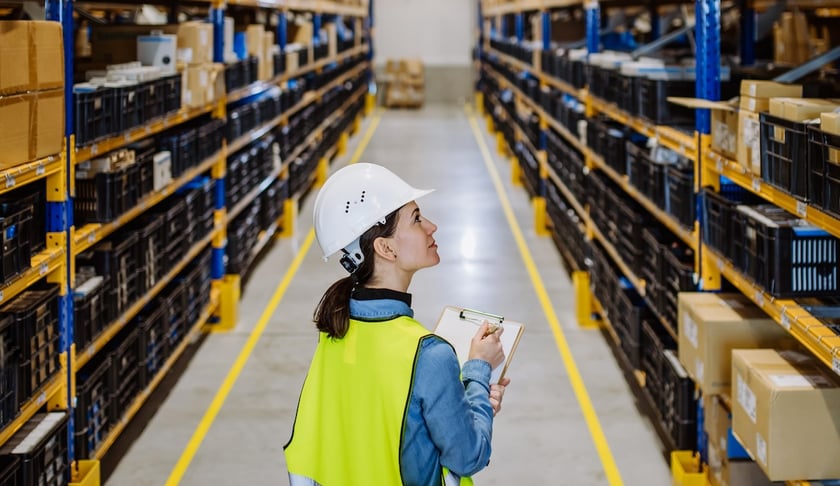 Hoe drones magazijnlogistiek en voorraadcontroles helpen 3 Warenhuis medewerker