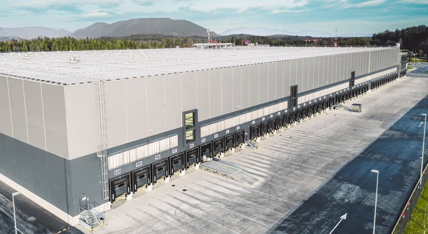 Hoe drones magazijnlogistiek en voorraadcontroles helpen 7 groot magazijn