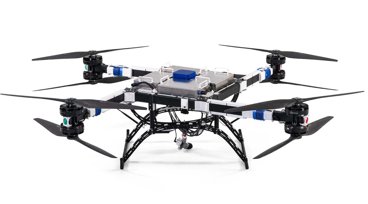 Kan Een Grote Drone Een Hijskraan Vervangen? In Specifieke Situaties Wel. Heavy Lift Drones Zoals De Dji Flycart En Systemen Van Flyingbasket Kunnen Lasten Tot Circa 100 Kilo Verplaatsen. Maar Wie Denkt Dat Een Hijsdrone Simpelweg Een Kraan Vervangt, Komt Bedrogen Uit. De Praktijk Draait Om Minutieuze Voorbereiding, Complexe Regelgeving, Beheersing Van Slingerende Lasten En Slim Energiebeheer. In Gesprek Met Joris Binnema Van Drone Lift Wordt Duidelijk Waar De Echte Meerwaarde Zit En Waar De Harde Grenzen Liggen.