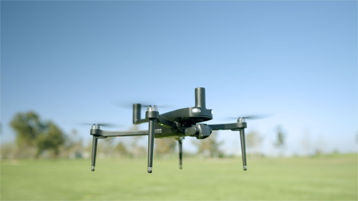 Een Amerikaanse Startup Heeft Op Kickstarter Een Crowdfundingcampagne Gelanceerd Voor Een Opmerkelijk Beveiligingssysteem Voor Particulieren. Het Gaat Om Geo-Swarm, Een Autonome Drone Die Vanuit Een Eigen Dockingstation Opstijgt Om Rondom Een Woning Te Patrouilleren. Het Systeem, Ontwikkeld Door Het Bedrijf Hyfix Spatial Intelligence, Moet Volgens De Initiatiefnemers Een Betaalbaar Alternatief Worden Voor Professionele Drone-In-A-Box-Oplossingen. Inmiddels Is Er Bijna 70.000 Euro Opgehaald, Met Nog Ongeveer Dertig Dagen Te Gaan In De Campagne.