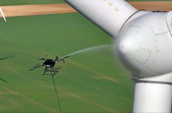 Blussen op 96 meter hoogte: Franse brandweer test sproeidrone bij windturbine | Dronewatch
