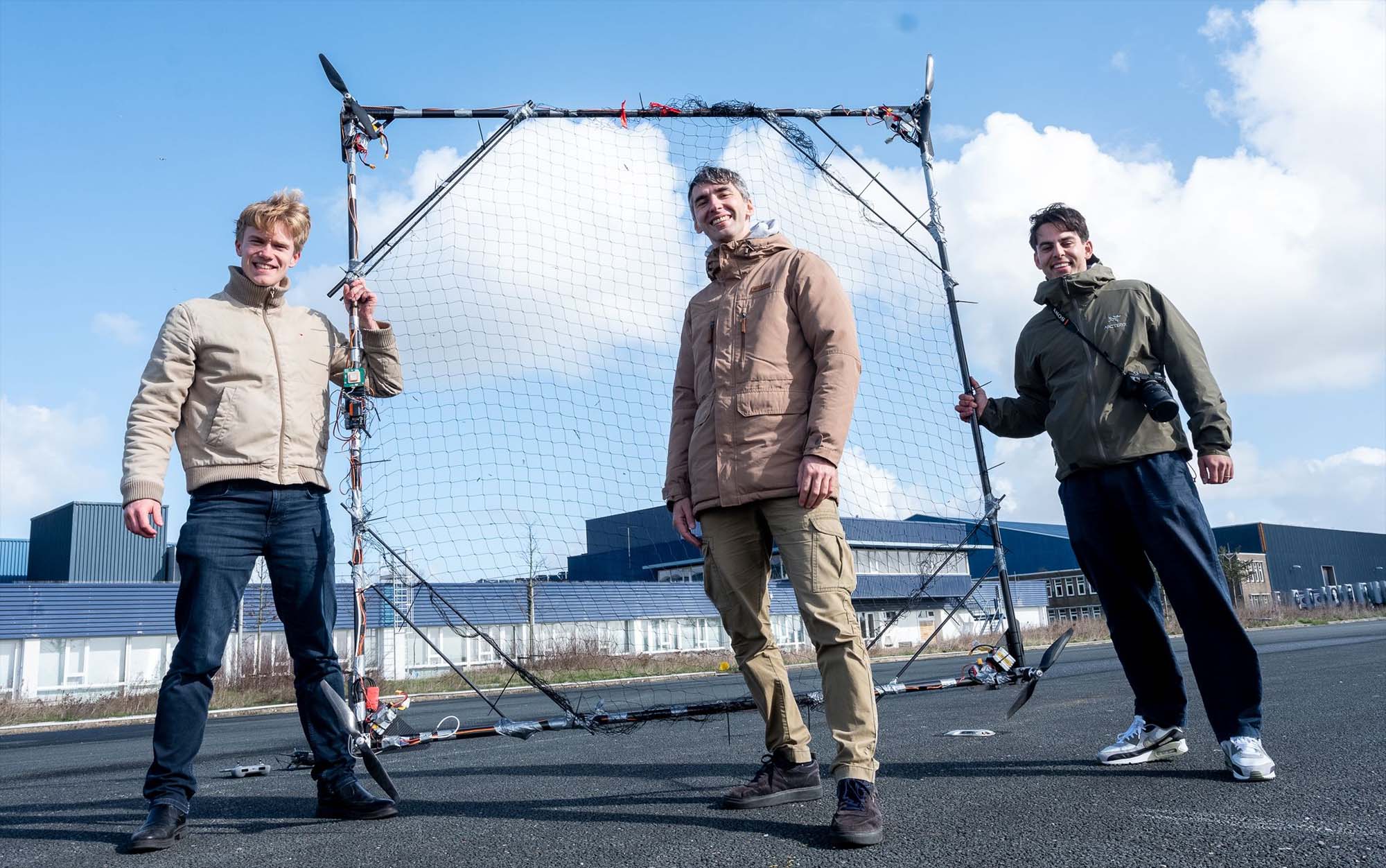 De Roep Om Effectieve En Veilige Counter-Uas-Oplossingen Klinkt Steeds Luider, Zeker In Dichtbevolkte Gebieden En Rond Kritieke Infrastructuur. Tijdens De Eudis Defence Hackathon 2026 Op Unmanned Valley Presenteerde Een Team Studenten En Ondernemers Een Opvallend Alternatief: Een Vliegend Vangnet Dat Ongewenste Drones Gecontroleerd Uit De Lucht Haalt, Zonder Risico Op Vallende Brokstukken.