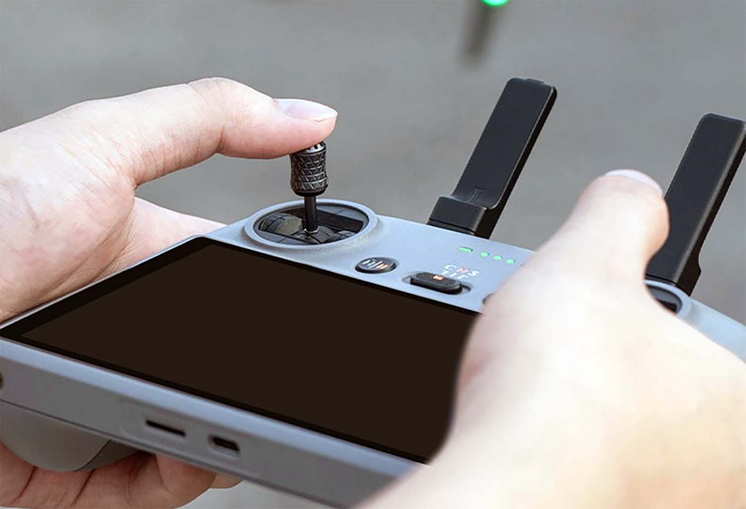 Het Los- En Vastschroeven Van Joysticks Is Voor Veel Dronepiloten Een Kleine Maar Terugkerende Ergernis. Zeker Bij De Dji Rc-Controllers Wil Je De Sticks Vaak Verwijderen Voor Transport, Met Het Risico Dat Je Ze Kwijtraakt Of Kostbare Tijd Verliest Met Zoeken In Het Veld. De Franse Accessoirefabrikant Startrc Introduceert Daarom Een Praktische Oplossing: Opvouwbare Metalen Joysticks Die Permanent Op De Zender Kunnen Blijven Zitten.