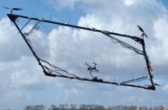 Studenten demonstreren ‘vliegend vangnet’ tegen ongewenste drones | Dronewatch