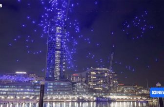Droneshow in Sydney eindigt in chaos: tientallen drones storten neer in haven | Dronewatch