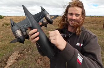 Met rokende accu’s haalt zelfbouwdrone duizelingwekkende 730 km/u | Dronewatch