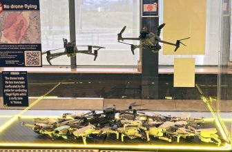 Tromsø Airport toont ‘massagraf’ van in beslag genomen drones | Dronewatch