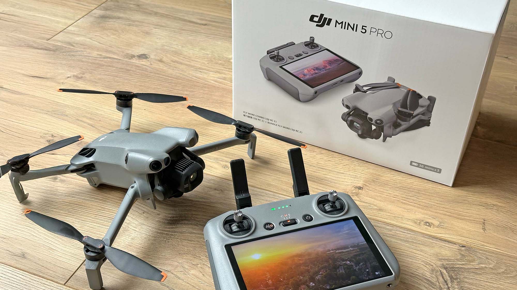 Ik Vloog Vrijwel Alle Dji-Drones. Dit Zijn Mijn Vijf Favorieten Van Dit Moment | 5 In De Afgelopen Twaalf Jaar Heb Ik Als Professioneel Dronepiloot En Redacteur Van Tientallen Verschillende Drones Gevlogen, Getest En Beoordeeld. Van Compacte Recreatieve Toestellen Tot Professionele Opnameplatforms: Vrijwel Elke Dji-Drone Die De Afgelopen Jaren Is Verschenen Heb Ik In Mijn Handen Gehad. Regelmatig Krijg Ik De Vraag Welke Drones Ik Zelf Zou Aanbevelen. Dat Hangt Natuurlijk Af Van Het Beoogde Gebruik, Maar Als Ik Op Dit Moment Vijf Modellen Zou Moeten Uitkiezen, Dan Zijn Dit Mijn Favorieten.