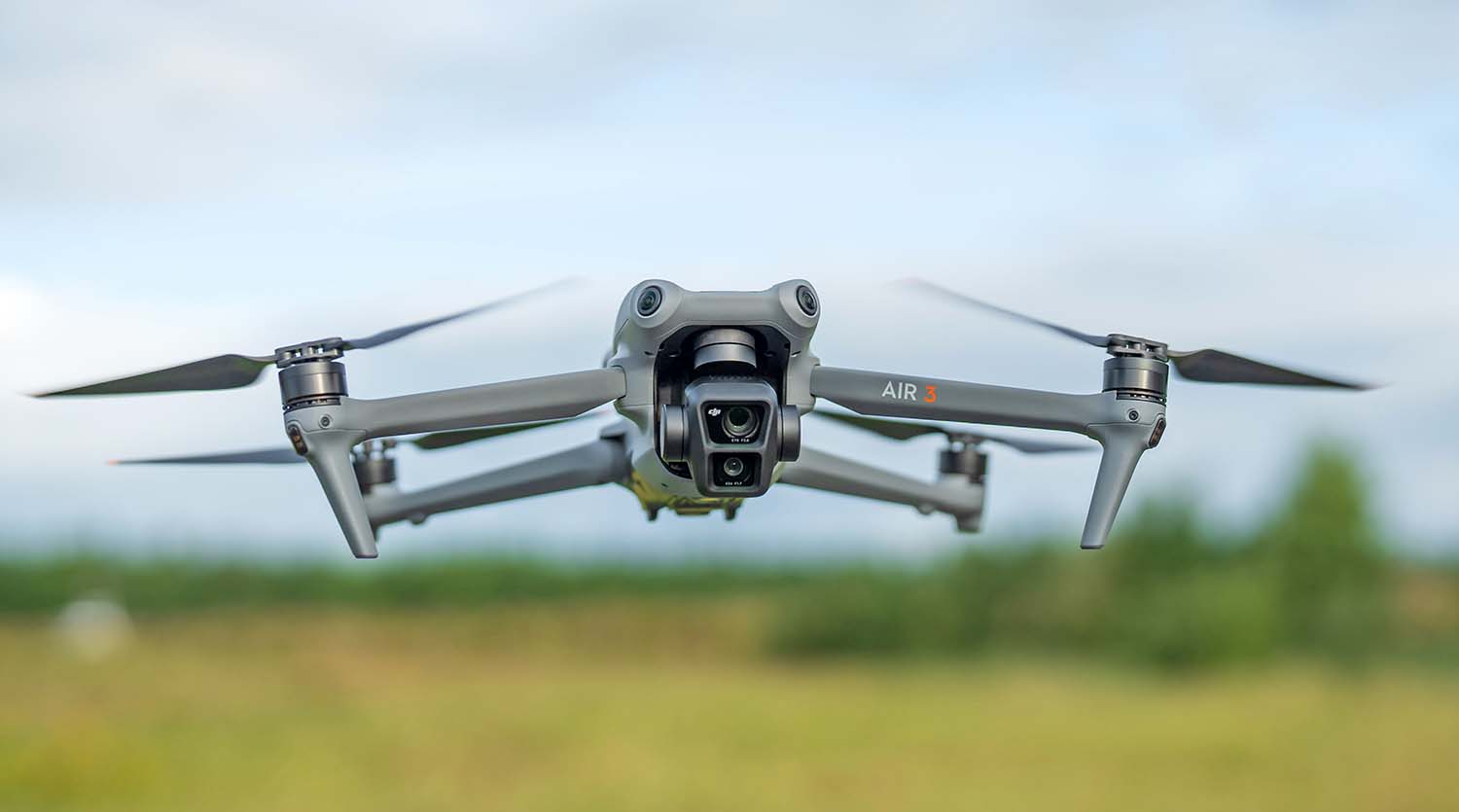 Of Je Nu Een Mountainbiketocht, Wandelvakantie, Roadtrip Of Dag Op Het Water Wilt Vastleggen, Dynamische Video’s Vragen Om Meer Dan Statische Standpunten. Met De Juiste Drone Kun Je Jezelf Automatisch Laten Volgen, Spectaculaire Overzichtsbeelden Maken Of Zelfs Met Hoge Snelheid Door Uitdagende Omgevingen Vliegen. Combineer Die Luchtopnames Met Beelden Van Een Action Cam En Je Creëert Video’s Die Een Avontuur Veel Intenser Laten Beleven. Van Fpv-Drones Tot Slimme Volgdrones En Compacte Action Cams: Er Zijn Volop Mogelijkheden Om Actievideo’s Te Maken.