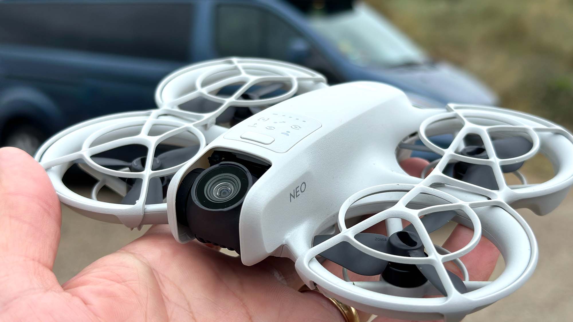 Of Je Nu Een Mountainbiketocht, Wandelvakantie, Roadtrip Of Dag Op Het Water Wilt Vastleggen, Dynamische Video’s Vragen Om Meer Dan Statische Standpunten. Met De Juiste Drone Kun Je Jezelf Automatisch Laten Volgen, Spectaculaire Overzichtsbeelden Maken Of Zelfs Met Hoge Snelheid Door Uitdagende Omgevingen Vliegen. Combineer Die Luchtopnames Met Beelden Van Een Action Cam En Je Creëert Video’s Die Een Avontuur Veel Intenser Laten Beleven. Van Fpv-Drones Tot Slimme Volgdrones En Compacte Action Cams: Er Zijn Volop Mogelijkheden Om Actievideo’s Te Maken.