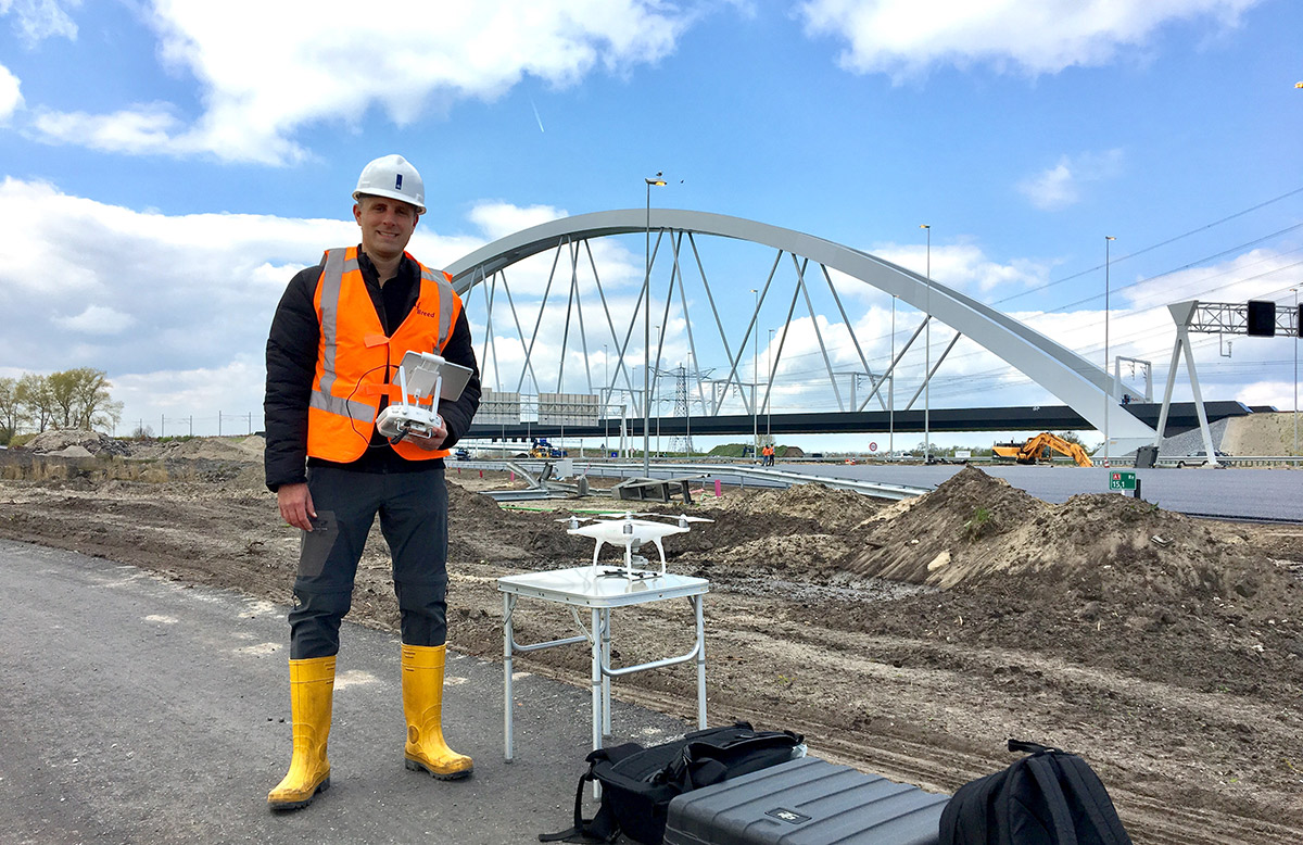 Van Drones Je Werk Maken? Opleidingen, Baankansen En Vacatures | 2 Drones Zijn Niet Meer Weg Te Denken Uit De Professionele Wereld. Ze Inspecteren Windmolens, Brengen Bouwplaatsen In Kaart, Ondersteunen Hulpdiensten, Monitoren Natuurgebieden En Helpen Ingenieurs Bij Het Verzamelen Van Nauwkeurige Meetgegevens. Ook Defensie, Politie En Beveiligingsorganisaties Investeren Steeds Vaker In Onbemande Luchtvaartsystemen.