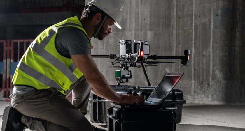Van Drones Je Werk Maken? Opleidingen, Baankansen En Vacatures | 3 Drones Zijn Niet Meer Weg Te Denken Uit De Professionele Wereld. Ze Inspecteren Windmolens, Brengen Bouwplaatsen In Kaart, Ondersteunen Hulpdiensten, Monitoren Natuurgebieden En Helpen Ingenieurs Bij Het Verzamelen Van Nauwkeurige Meetgegevens. Ook Defensie, Politie En Beveiligingsorganisaties Investeren Steeds Vaker In Onbemande Luchtvaartsystemen.