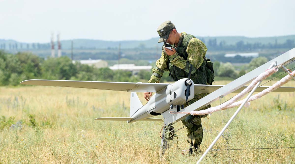Nieuw Rapport Blaast Theorie Over Russische Schaduwvloot En Drones Nieuw Leven In, Maar Hard Bewijs Ontbreekt | 1 Het International Institute For Strategic Studies (Iiss) Publiceerde Deze Week Een Rapport Waarin Wordt Gesteld Dat Rusland Gedurende Achttien Maanden Een Gecoördineerde Dronecampagne Heeft Uitgevoerd Boven Militaire Bases, Nucleaire Installaties En Kritieke Infrastructuur In Europa. Volgens Het Rapport Zouden Schepen Uit De Zogenoemde Russische Schaduwvloot Daarbij Hebben Gefungeerd Als Lanceerplatforms Voor Drones. In Totaal Worden 144 Drone-Incidenten In Dertien Europese Landen In Verband Gebracht Met Russische Inlichtingenactiviteiten. Het Rapport Kreeg Veel Aandacht In Internationale Media, Waaronder The Guardian En The Telegraph.