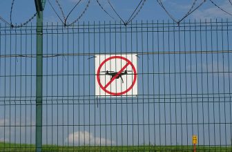 Waarom het beschermen van vliegvelden tegen drones zo lastig is | Dronewatch
