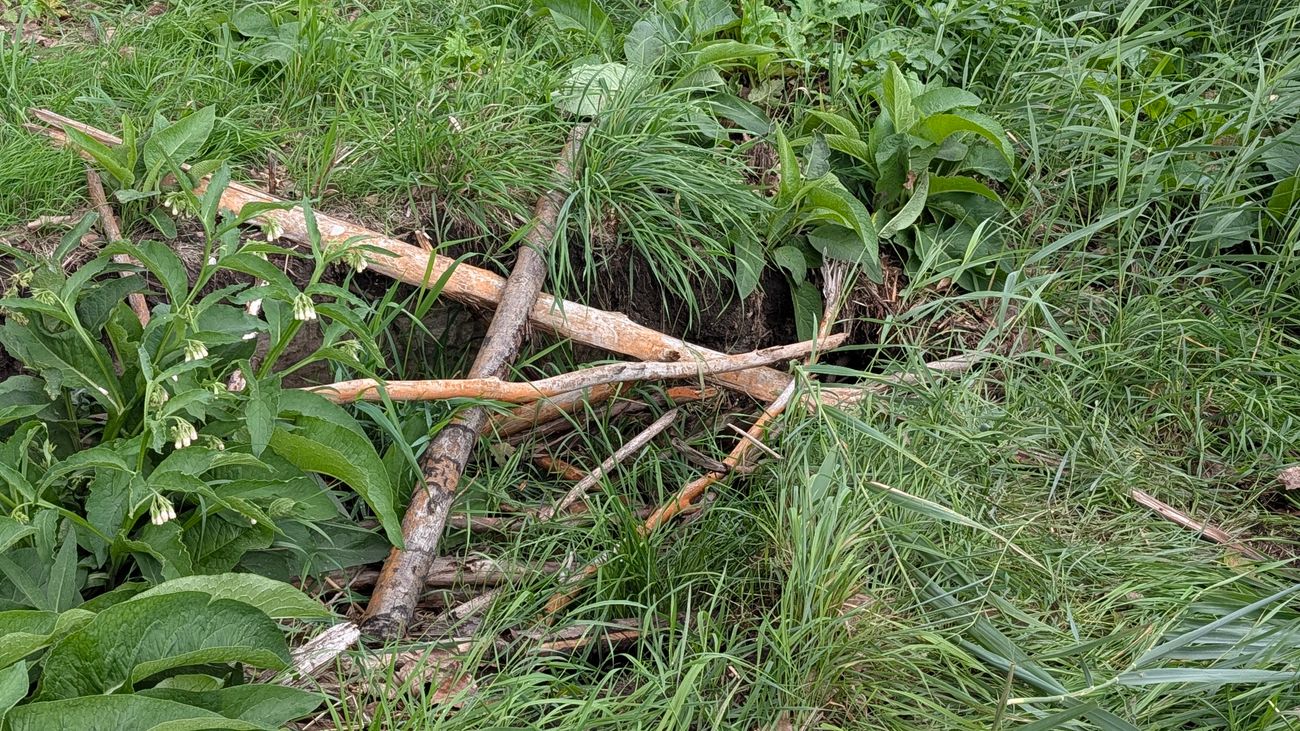 Onderzoekers Ontwikkelden Een Robotsysteem Dat Uitgerust Is Met Bodemradars En Sensoren. De Apparatuur Scant De Grond Van Bovenaf, Zonder Dat Er Ook Maar Één Schep De Grond In Hoeft. Projectmanager Maaike Hillerström Van Saxion Leidt De Proef In Lelystad. Zij Kijkt Via Een Scherm Live Mee Met De Drone En Let Daarbij Vooral Op Specifieke ‘Golfjes’ En Onregelmatigheden In De Bodem.