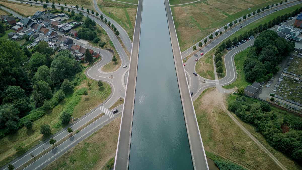 Spectaculaire Shelfcloud-Foto Wint Dronefotowedstrijd 2026 | 9 Tony Kooij Heeft De Dronefotowedstrijd 2026 Gewonnen Met Zijn Foto ‘Shelfcloud Lage Zwaluwe’. De Spectaculaire Opname Van Een Naderende Shelfcloud Boven Het Brabantse Lage Zwaluwe Eindigde Overtuigend Op De Eerste Plaats. De Winnaars Werden Zaterdag Bekendgemaakt Tijdens Het Drone En Actioncam Event Van Cameranu. De Winnende Foto Maakt Deel Uit Van Een Gevarieerde Top 10, Waarin Onder Meer Winterse Landschappen, Abstracte Natuurbeelden En Bijzondere Perspectieven Vanuit De Lucht Zijn Terug Te Vinden.