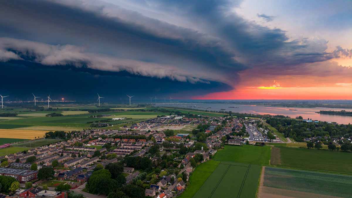 Spectaculaire Shelfcloud-Foto Wint Dronefotowedstrijd 2026 | 1 Tony Kooij Heeft De Dronefotowedstrijd 2026 Gewonnen Met Zijn Foto ‘Shelfcloud Lage Zwaluwe’. De Spectaculaire Opname Van Een Naderende Shelfcloud Boven Het Brabantse Lage Zwaluwe Eindigde Overtuigend Op De Eerste Plaats. De Winnaars Werden Zaterdag Bekendgemaakt Tijdens Het Drone En Actioncam Event Van Cameranu. De Winnende Foto Maakt Deel Uit Van Een Gevarieerde Top 10, Waarin Onder Meer Winterse Landschappen, Abstracte Natuurbeelden En Bijzondere Perspectieven Vanuit De Lucht Zijn Terug Te Vinden.