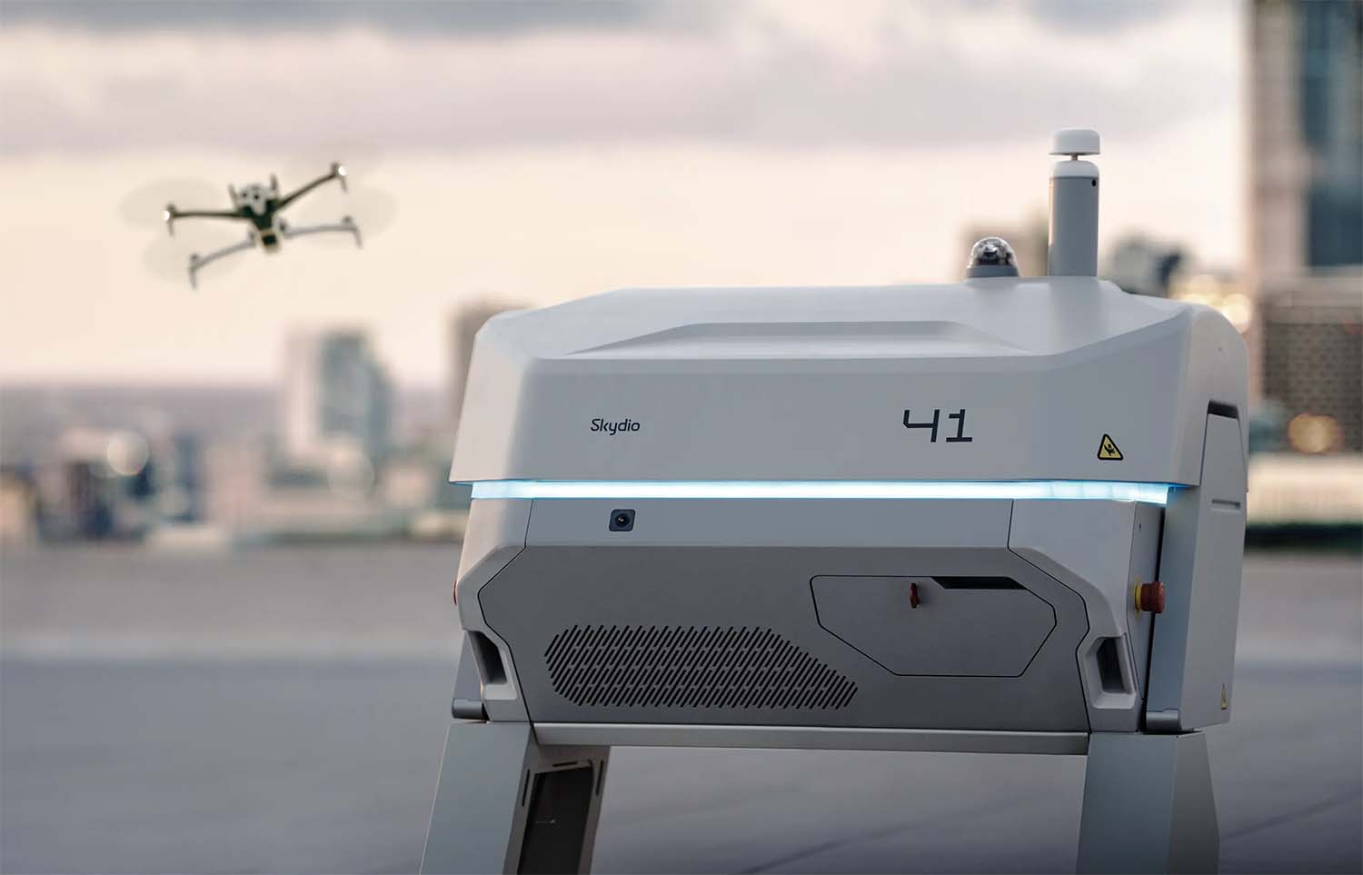 Shell Heeft Primeur Met Dronebox Op Olieplatform Voor Snelle Inspecties Na Orkanen | 1 Shell Heeft Als Eerste Olieproducent In De Golf Van Mexico Toestemming Gekregen Om Vanaf Offshoreplatforms Dronevluchten Buiten Het Zicht Van De Piloot Uit Te Voeren, Zonder Voor Iedere Vlucht Afzonderlijk Toestemming Te Hoeven Aanvragen. Het Energiebedrijf Wil Daarvoor Gebruikmaken Van Een Drone-In-A-Box-Oplossing, Waarmee Inspecties Op Afstand Kunnen Worden Uitgevoerd. De Toepassing Moet Ervoor Zorgen Dat Olieproductie Na Orkanen Sneller Kan Worden Hervat. Volgens Shell Kan Dat Over Een Periode Van Drie Jaar Bijna 50 Miljoen Dollar Aan Extra Opbrengsten Opleveren.