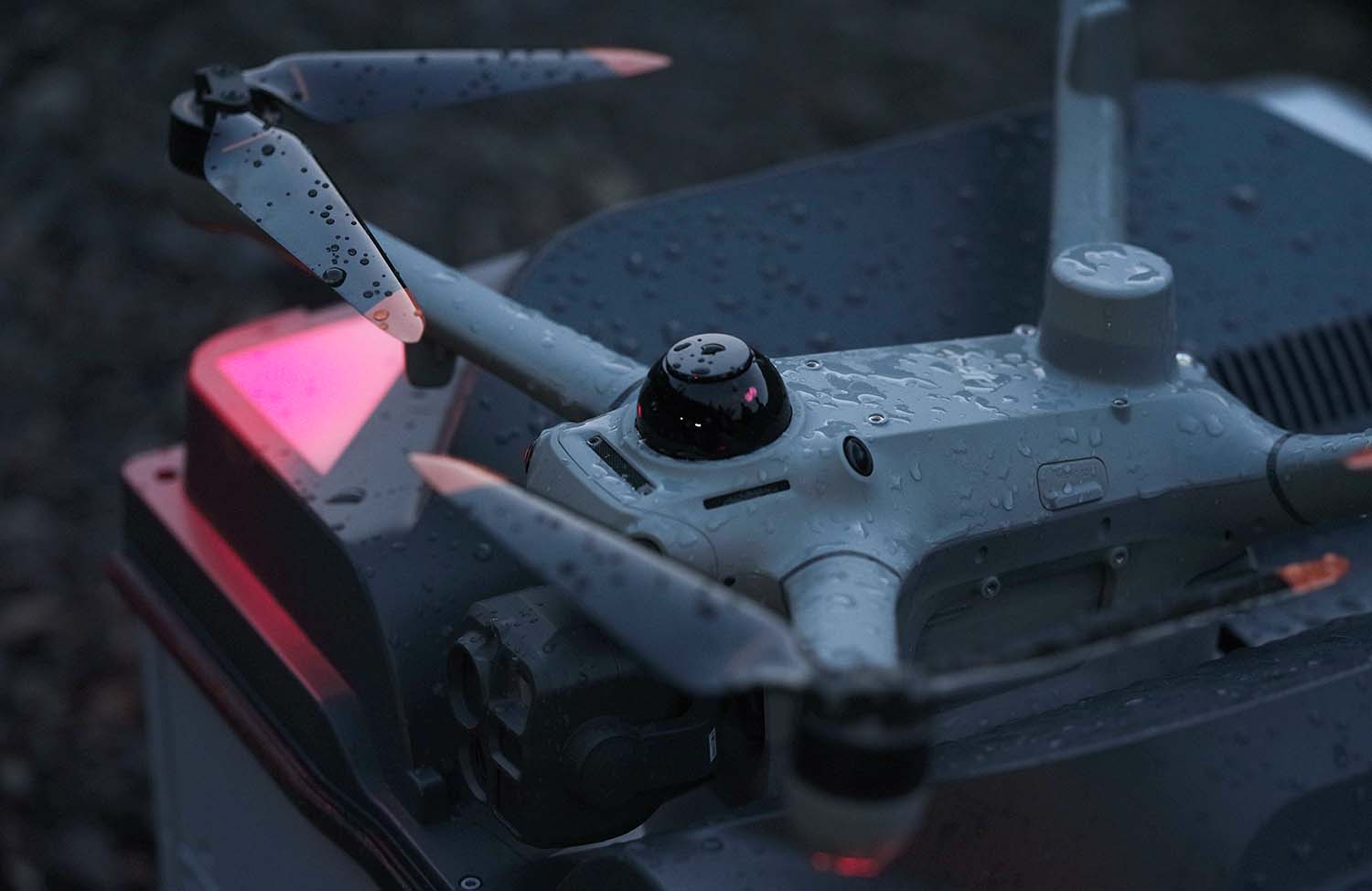 Nieuwe Dji Dock 4 Verwisselt Droneaccu In Minder Dan Een Minuut | 4 Dji Enterprise Introduceert De Dock 4, Een Dockingstation Voor Geautomatiseerde Dronevluchten In Combinatie Met De Nieuwe Matrice 5Td. Dankzij Een Systeem Voor Automatische Accuwissel Kan De Drone Binnen Een Minuut Weer Klaarstaan Voor Een Volgende Missie. Het Systeem Is Ontworpen Voor Vrijwel Continu Gebruik En Biedt Onder Meer Verbeterde Communicatievoorzieningen En Ondersteuning Voor Professionele Bvlos-Operaties.