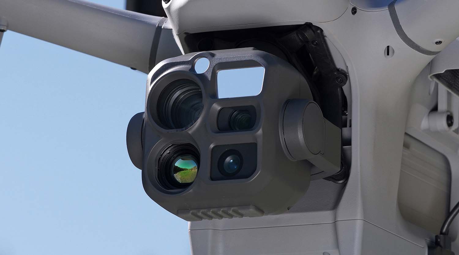 Nieuwe Dji Dock 4 Verwisselt Droneaccu In Minder Dan Een Minuut | 5 Dji Enterprise Introduceert De Dock 4, Een Dockingstation Voor Geautomatiseerde Dronevluchten In Combinatie Met De Nieuwe Matrice 5Td. Dankzij Een Systeem Voor Automatische Accuwissel Kan De Drone Binnen Een Minuut Weer Klaarstaan Voor Een Volgende Missie. Het Systeem Is Ontworpen Voor Vrijwel Continu Gebruik En Biedt Onder Meer Verbeterde Communicatievoorzieningen En Ondersteuning Voor Professionele Bvlos-Operaties.