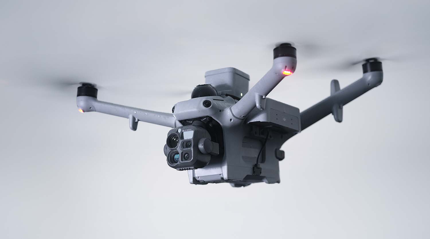 Nieuwe Dji Dock 4 Verwisselt Droneaccu In Minder Dan Een Minuut | 3 Dji Enterprise Introduceert De Dock 4, Een Dockingstation Voor Geautomatiseerde Dronevluchten In Combinatie Met De Nieuwe Matrice 5Td. Dankzij Een Systeem Voor Automatische Accuwissel Kan De Drone Binnen Een Minuut Weer Klaarstaan Voor Een Volgende Missie. Het Systeem Is Ontworpen Voor Vrijwel Continu Gebruik En Biedt Onder Meer Verbeterde Communicatievoorzieningen En Ondersteuning Voor Professionele Bvlos-Operaties.